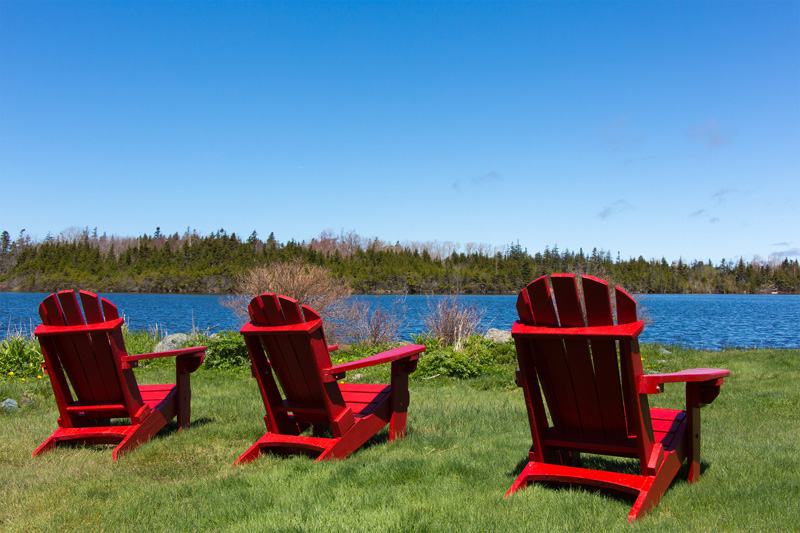 bord de lac avec trois transat rouge