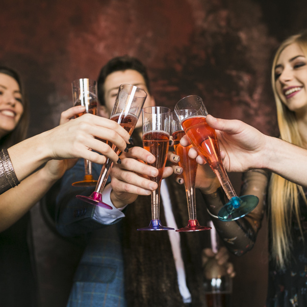 jeunes personnes trinquant avec des coupes